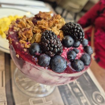 Paul Bakery, Cafe & Restaurant - Yoghurt parfait with berries - French Near Me - Vancouver, British Columbia Paul Bakery, Cafe & Restaurant - Yoghurt parfait with berries - French Near Me - Vancouver, British Columbia