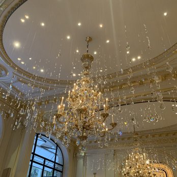 Jean Imbert au Plaza Athénée - Impressive crystal chandeliers - French Near Me