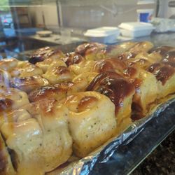 The garlic rolls are 10 out of 10.