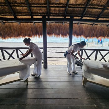 Live Aqua Resort - Massage on the beach - Resorts Near Me - Cancún, ROO