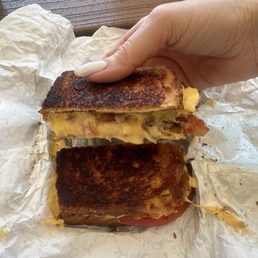 Grilled cheese with bacon and tomato! The perfect comfort sandwich Grilled cheese with bacon and tomato! The perfect comfort sandwich