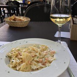 Mattoni Rossi - Farfalle with salmon