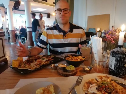 Bar restaurante Three Little Birds by null