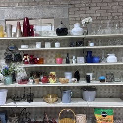 Fun garden pottery section. Very clean.
