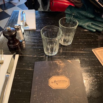 Les Antiquaires - Bistros Near Me - Paris, 75
