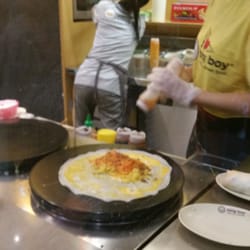Bing Boy - Squeezing the sauce on