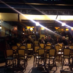Le Petit Pot - La terrasse est à l'angle de la rue principale. C'est très animé.