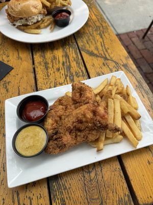 Howell's Kitchen and Bar by null