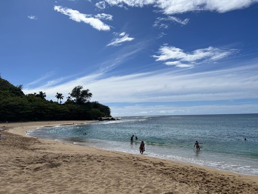 Tunnels Beach by null