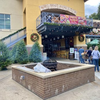 Central Market - Waiting in line to pickup the holiday dinner - Grocery Near Me - Fort Worth, Texas