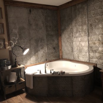 Maxwell Mansion - Tubby time! They even provided yummy bath salts. - Hotels Near Me - Lake Geneva, Wisconsin