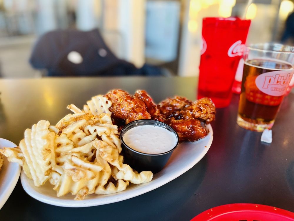 Pluckers Wing Bar - Landmark