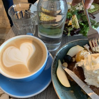 Kozy Bosquet - Avocado toast in the far top and a flat white with pear, mandarin pancake. - Coffee & Tea Near Me - Paris, 75 Kozy Bosquet - Avocado toast in the far top and a flat white with pear, mandarin pancake. - Coffee & Tea Near Me - Paris, 75