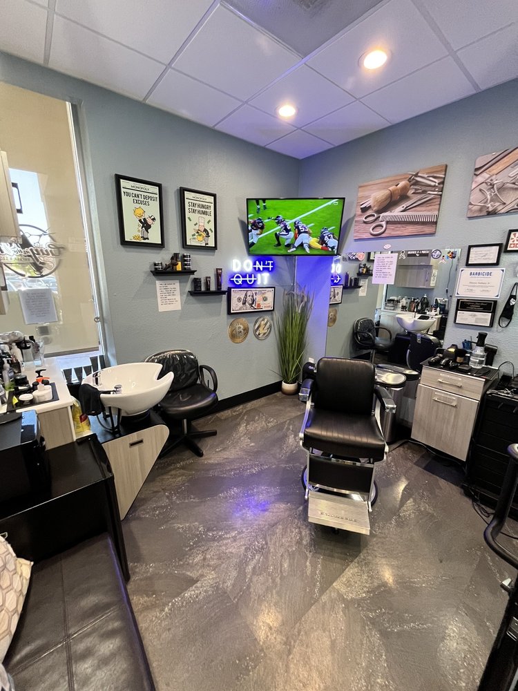 Guy In the Tie Barber & Salon Logo