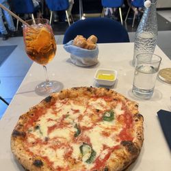 Quanto Basta - This is what a Neapolitan pie should look like.
