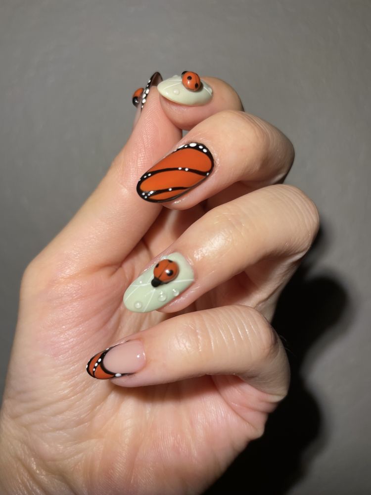 Pretty Little Nails Logo