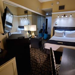 Gaslamp Plaza Suites - Full size bed against wall