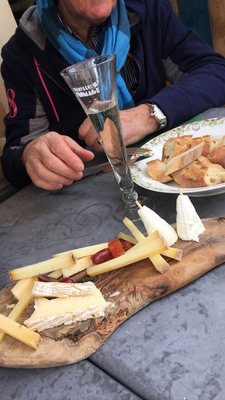 Champagne+Fromage by null