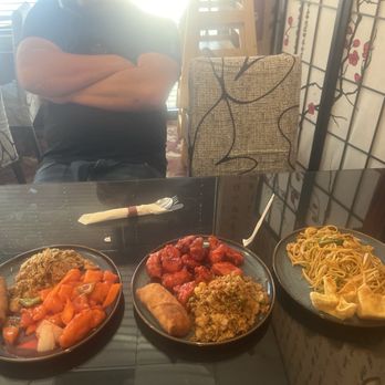 Chopstick House - General chicken, sweet-and-sour chicken and lo mein noodles with crab Ragu seafood soup - Szechuan Near Me - Canton, Michigan