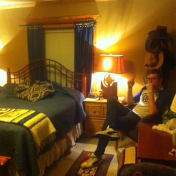 Big Yellow Inn - Our Ranch Themed room - Hotels Near Me - Cedar City, Utah Big Yellow Inn - Our Ranch Themed room - Hotels Near Me - Cedar City, Utah