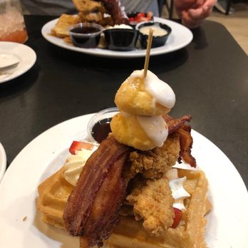 Maple Leaf Diner - Chicken, Bacon and Waffles - American Near Me - Dallas, Texas