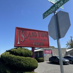 Island View Market & Deli - Outside