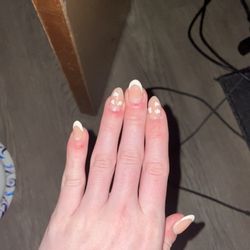 USA Nails - Crooked pinky nail