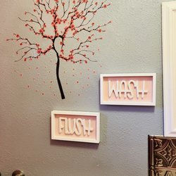 Tugger's Brian's & Trisha's Cafe & Catering - Clean & nicely decorated bathroom.