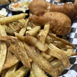 Cricket's Restaurant & Oyster Bar - Ice cold fries and a lot of batter with minimal fish.