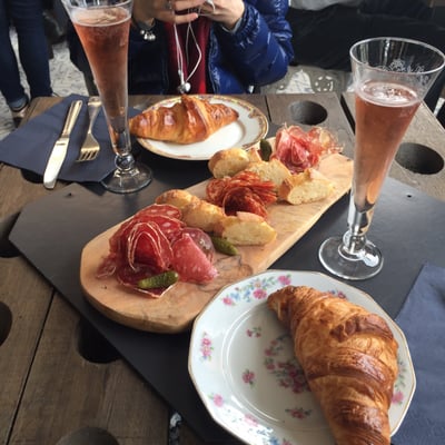 Champagne+Fromage by null