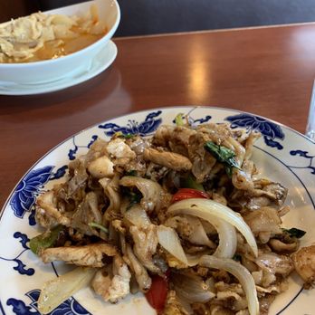Mai Thai Restaurant - N-3 Drunken Noodle - Thai Near Me - Orange, Connecticut Mai Thai Restaurant - N-3 Drunken Noodle - Thai Near Me - Orange, Connecticut