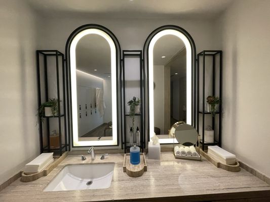 Four Seasons Hotel New Orleans by null