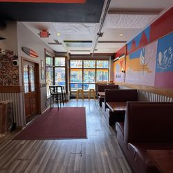 Benny DiCarta's - Seating area