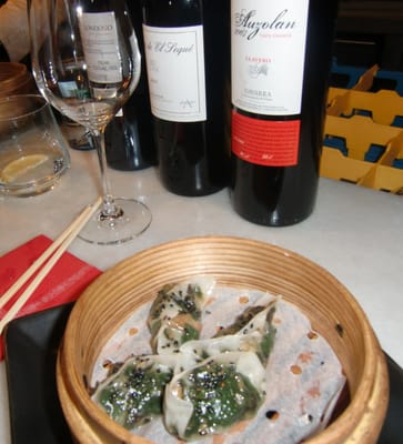 Dos Palillos by null