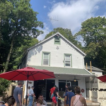 Jericho Cider Mill - Outside view - Fruits & Veggies Near Me - Jericho, New York