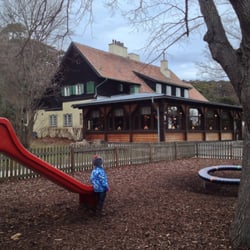 Mödlinger Kobenzl - Café und Restaurant Mödlinger Kobenzl, Aussenansicht des Wintergartens (Nichtraucherbereich) und Kinderspielplatz im Vordergrund