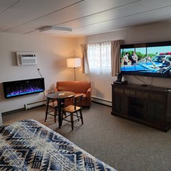 Spirit Lake City Center Motel - King Suites are big enough to stretch out. They come with free HBO and a fireplace.