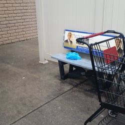 Giant Eagle - Filthy employee smoking area.