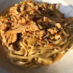 Queen's Pasta Café - Linguine Con Pollo