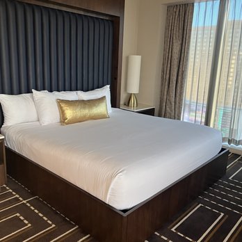 Circa - king size bed. - Casinos Near Me - Las Vegas, Nevada
