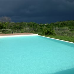 Vecchia Fattoria Castelli - Pool bei Gewitterstimmung
