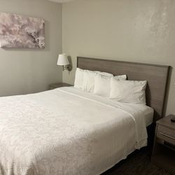 Red Roof PLUS - Queen size bed in handicap accessible room