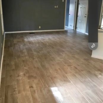 RDS construction - an empty living room with hardwood floors - Carpenters Near Me RDS construction - an empty living room with hardwood floors - Carpenters Near Me
