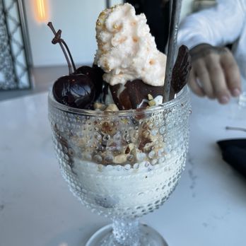 Dosalas - Million dollar sundae. Was very average tasting - Latin American Near Me - Vancouver, Washington