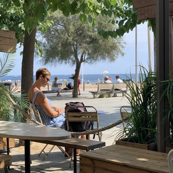 Surf House Barcelona - Burgers Near Me - Barcelona, B Surf House Barcelona - Burgers Near Me - Barcelona, B