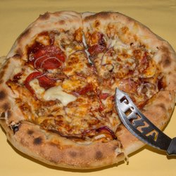 Pizzeria Casa Toscana - Take-away: #116 Pizza Barbecue (BBQ Sauce, Speck, Zwiebeln, Mozzarella, Peperoniwurst) 8€ pus Käse im Rand 2,50 = 10,50€