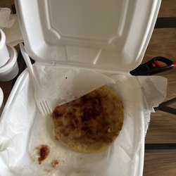 Pupusa de frijol y Frijoles con Queso Pupusa