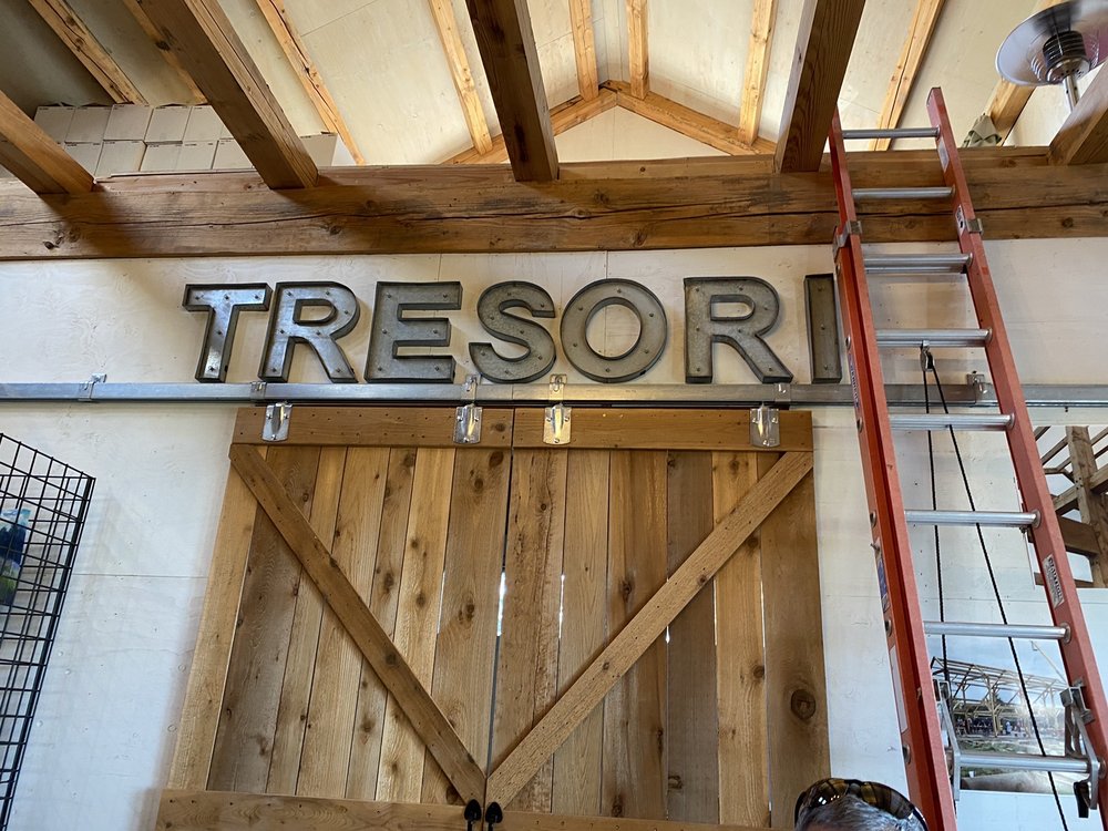 Tresori Vineyard Logo