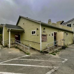 Hunter Creek Bar & Grill - September 5, 2025 - Outside. Definite dive bar vibe.