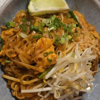 Kam Rai Thai - Chicken pad thai - Cocktail Bars Near Me - Astoria, New York Kam Rai Thai - Chicken pad thai - Cocktail Bars Near Me - Astoria, New York